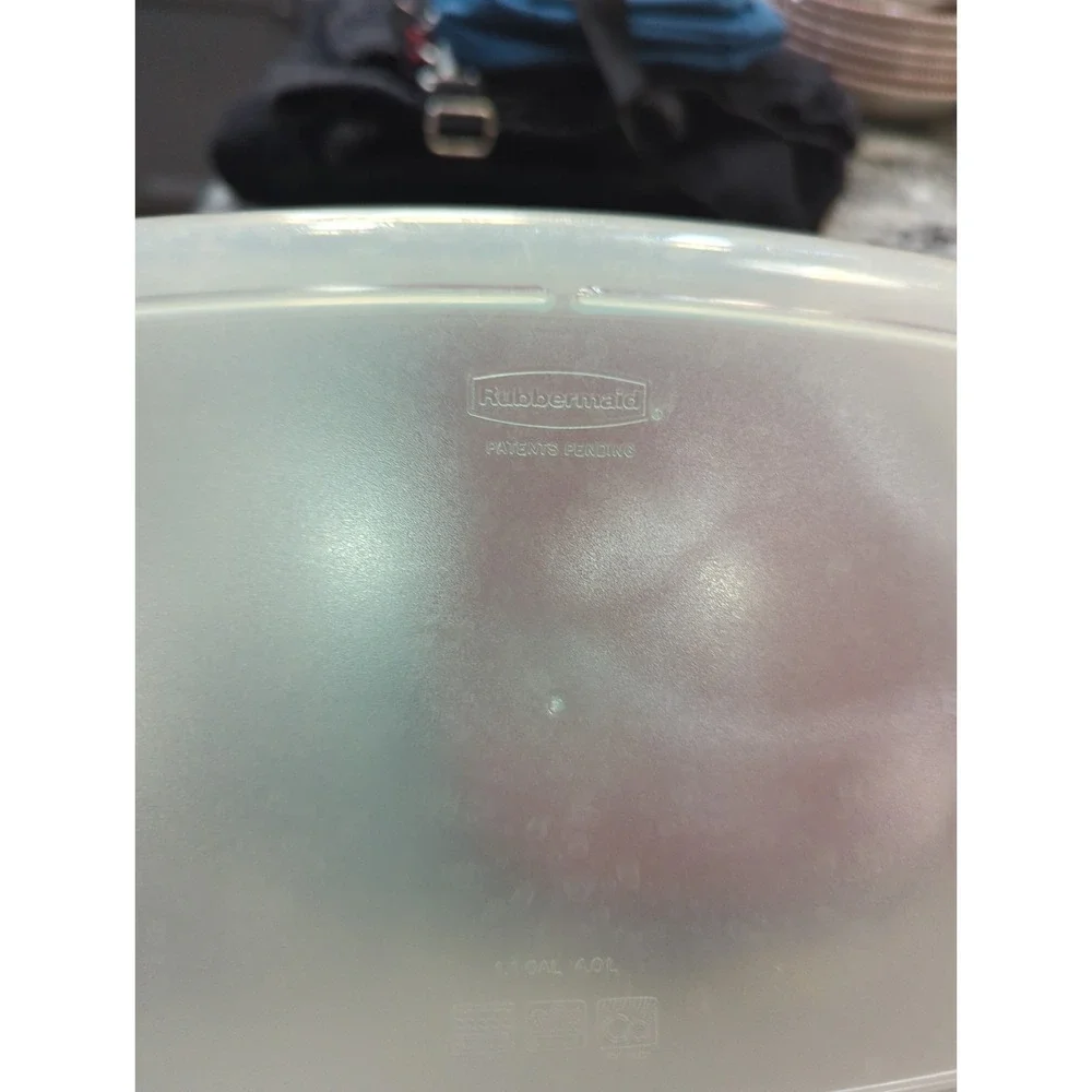Rubbermaid 1.1 Gal Casserole Easy Find Lid Food Storage Container Large